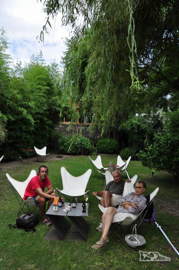 Almoçando no jardim do restaurante Lentas Maravilhas, em Colonia del Sacramento, no sul do Uruguai